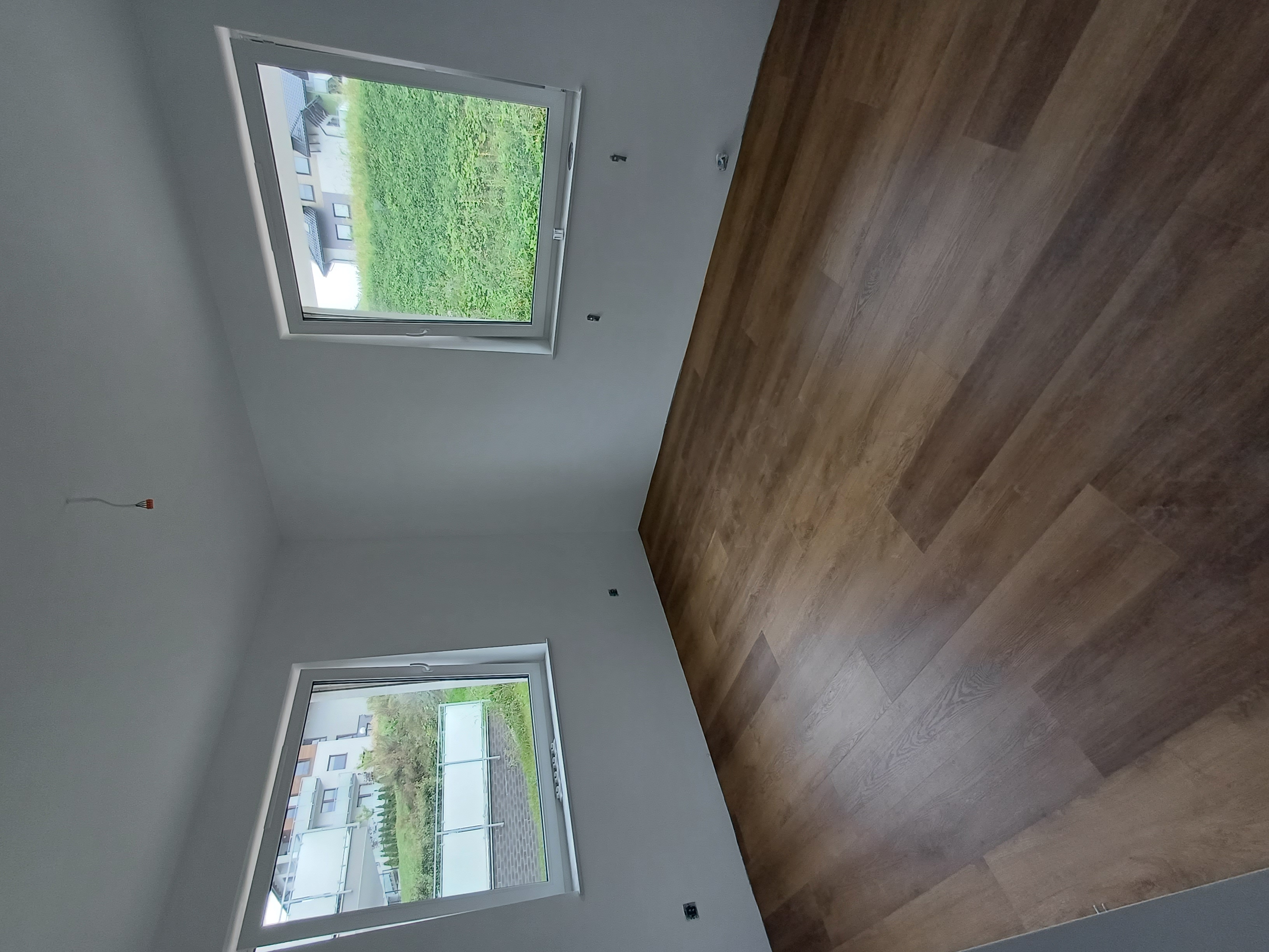 Pokój po wykonaniu gładzi, malowaniu i montażu paneli winylowych.